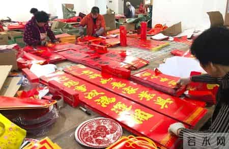 合家欢乐迎富贵是上联还是下联,临近春节,春联厂老板夜不能寐,他发现了很多企业相同的“秘密”