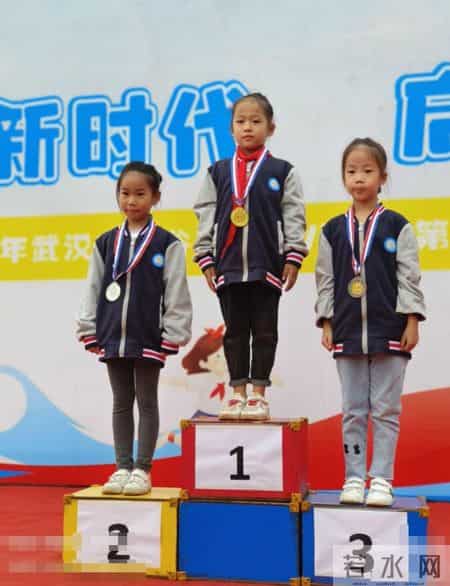 小学运动会入场词,小学运动会有激情有欢乐：学生入场表演展现个性