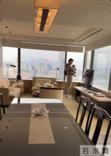 老外公,谢婷婷携外籍男友低调回港！半岁儿子首见谢贤，3000万豪宅曝光