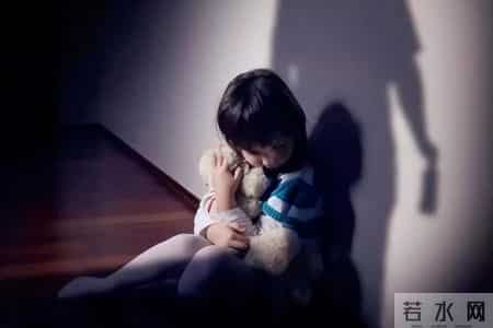 当爸爸来敲门,父亲砸门打女儿后续：正脸被扒，女儿吓到躲卧室，母亲发声曝更多