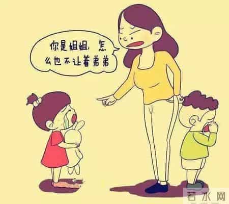 哥哥总喜欢亲近妹妹，宝妈好奇掀开妹妹襁褓一看，脸瞬间吓白了