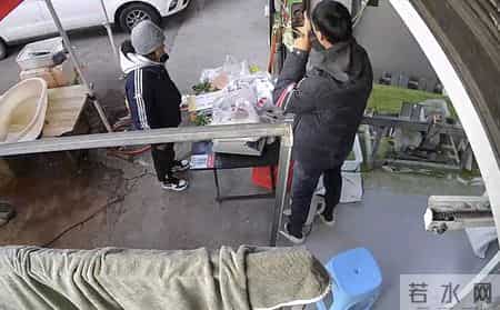 我敬佩的一个人作文200字,单亲妈妈住院急需押金，17岁高中女儿到面店求助，温州老板当即转账1万元：女孩是我资助对象