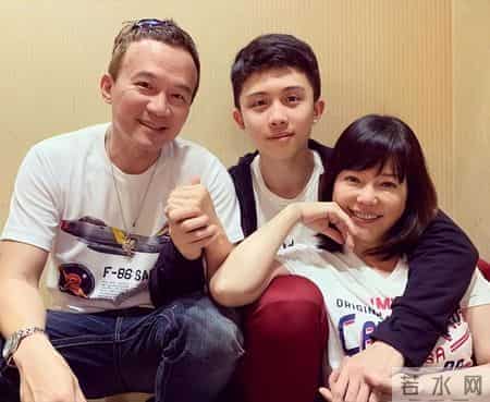 母乳喂养12年，同床共枕15年，她的“畸形”母爱葬送了儿子一生