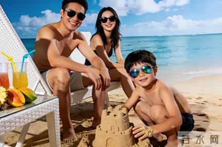 舅舅带亲戚闯海景房过年，我发视频：我们一家三口正在马尔代夫。