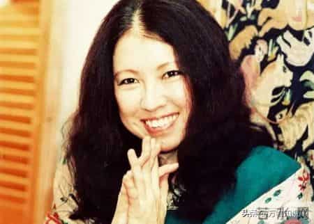 流浪诗人三毛自杀前旧照:眼神满是哀伤,47岁用丝袜在卫生间自缢