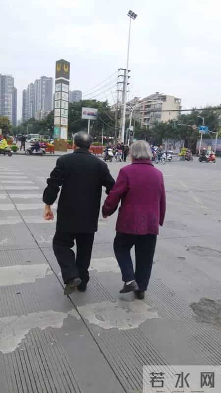 幸福的背影，这才是爱情中最美好的样子！