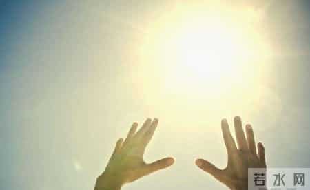 哥哥总喜欢亲近妹妹，宝妈好奇掀开妹妹襁褓一看，脸瞬间吓白了