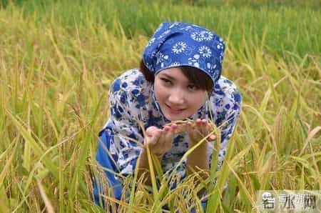 看！这幸福的百元大钞