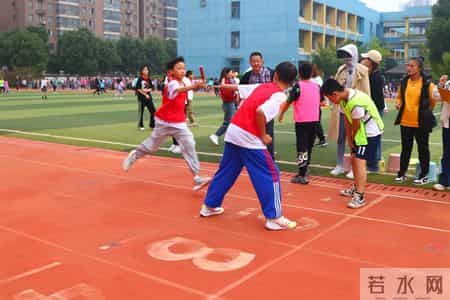 小学运动会入场词,小学运动会有激情有欢乐：学生入场表演展现个性