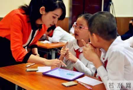 《一堂最精彩的实验课》，老师用戒指做实验，作文和老师都很精彩