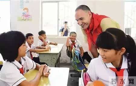 四年级英文自我介绍优秀范文赏析（附带翻译）