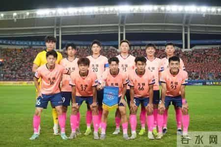 我的体育老师在踢“苏超”，节日快乐！