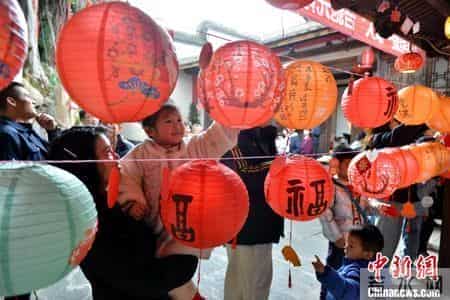 （新春见闻）两岸乡亲元宵节赏灯话团圆