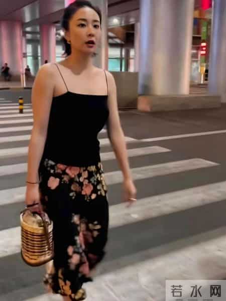 大嫂高叶太丰满了,大胆穿西装都兜不住好身材,我感慨资本会选人