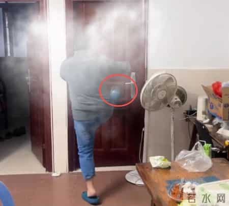 当爸爸来敲门,父亲砸门打女儿后续：正脸被扒，女儿吓到躲卧室，母亲发声曝更多