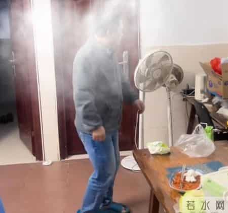 当爸爸来敲门,父亲砸门打女儿后续：正脸被扒，女儿吓到躲卧室，母亲发声曝更多