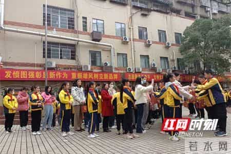 栗树山小学：老师“女神”节快乐