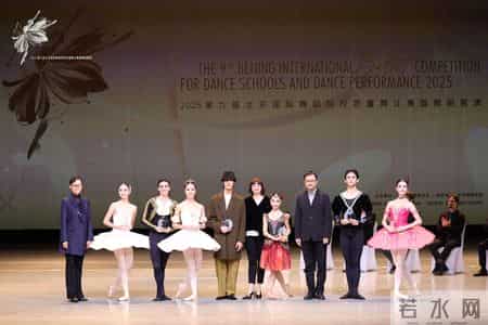 和老师的第一次亲密接触作文600字,二十年，一场芭蕾的坚持