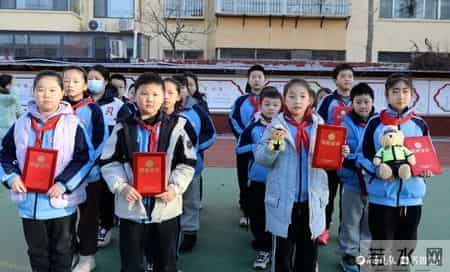 近千篇作品！交通安全征文受热捧，聊城交警进校园为孩子们颁奖