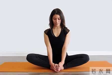 睡前做这六个瑜伽拉伸动作，不仅改善睡眠，还能瘦身助眠！