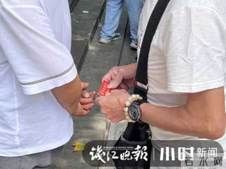 秋天的仪式感，周记炒货糖炒栗子上线，杭城的老人们喜滋滋拿着免费券来了