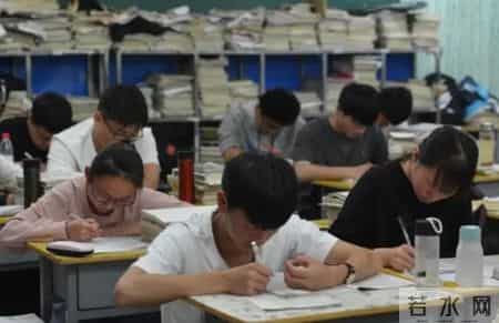 课外活动作文,离谱！学生作文《丰富多彩的课外活动》出现大量蒋丞、顾飞的对话