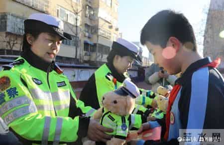 近千篇作品！交通安全征文受热捧，聊城交警进校园为孩子们颁奖