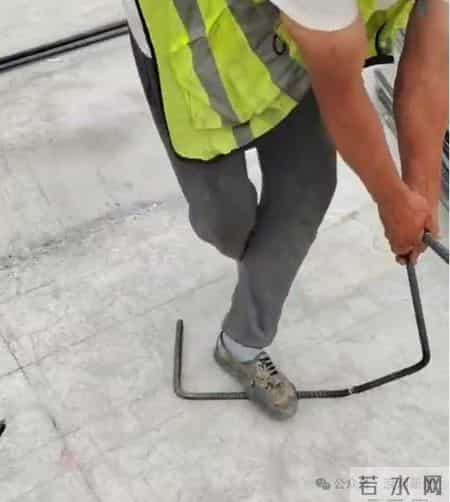 官方通报“河北一工人徒手掰断钢筋”视频：不属实，纪某被清退后和单位产生纠纷，钢筋抽检合规