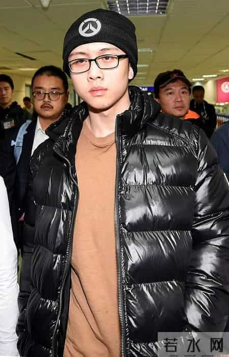 母乳喂养12年，同床共枕15年，她的“畸形”母爱葬送了儿子一生