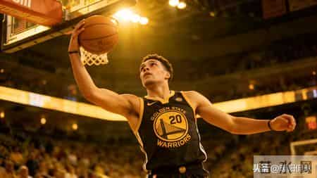 母亲的力量：开拓者中锋的传承与竞争