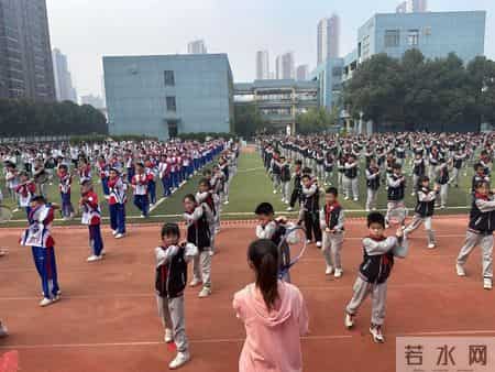 小学运动会入场词,小学运动会有激情有欢乐：学生入场表演展现个性