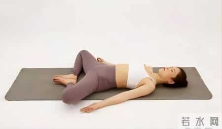 睡前做这六个瑜伽拉伸动作，不仅改善睡眠，还能瘦身助眠！