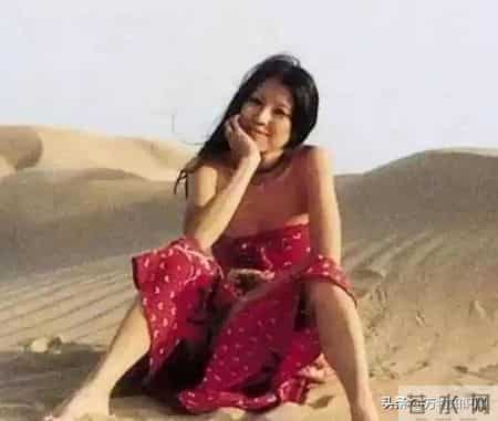 流浪诗人三毛自杀前旧照:眼神满是哀伤,47岁用丝袜在卫生间自缢