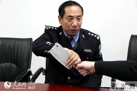 男子因小纠纷欲持菜刀砍人 便衣“夺刀侠”及时化解