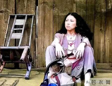 流浪诗人三毛自杀前旧照:眼神满是哀伤,47岁用丝袜在卫生间自缢