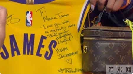 詹姆斯球衣送母亲并深情告白：感谢你所做的一切 你是真正的MVP