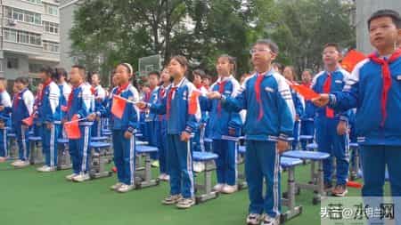 中国文明网向国旗敬