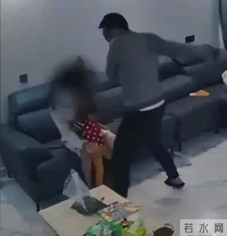 当爸爸来敲门,父亲砸门打女儿后续：正脸被扒，女儿吓到躲卧室，母亲发声曝更多