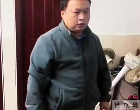当爸爸来敲门,父亲砸门打女儿后续：正脸被扒，女儿吓到躲卧室，母亲发声曝更多
