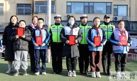近千篇作品！交通安全征文受热捧，聊城交警进校园为孩子们颁奖