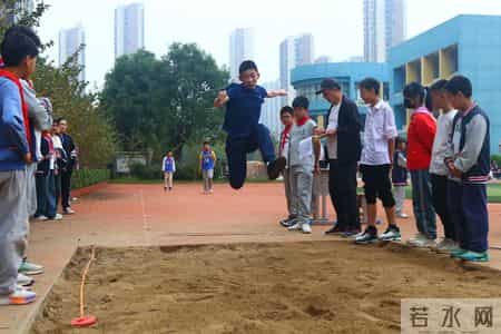 小学运动会入场词,小学运动会有激情有欢乐：学生入场表演展现个性