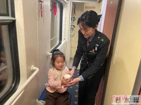 青春在春运一线闪光——福州客运段青年党员列车员的暖心服务故事