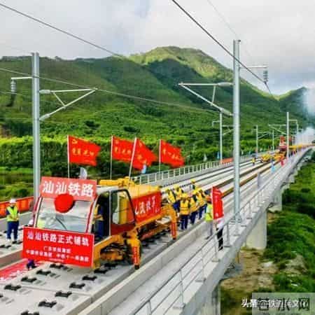 《铁建人，我们敬佩你》(外一首) 作者-贺腊根