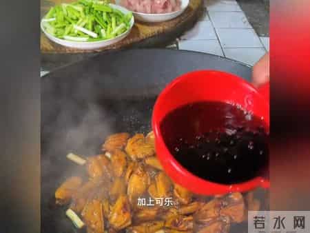 关于美食的作文,农村美食日记：咸馍，可乐鸡翅，蒜苔炒肉，一顿饭的烟火气...