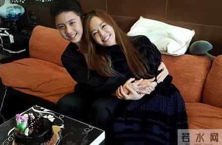 母乳喂养12年，同床共枕15年，她的“畸形”母爱葬送了儿子一生