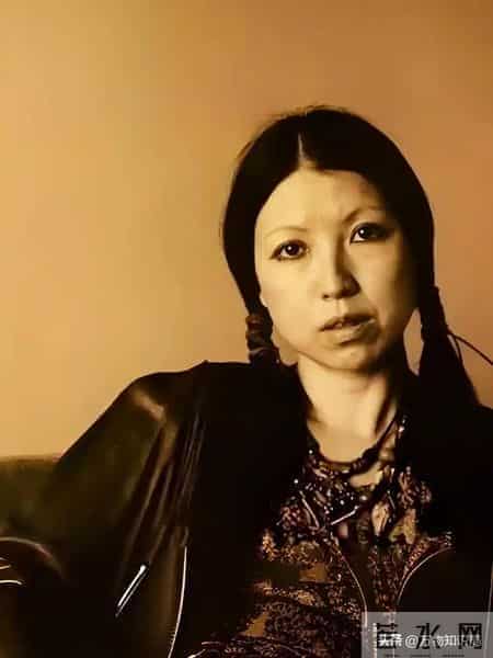 流浪诗人三毛自杀前旧照:眼神满是哀伤,47岁用丝袜在卫生间自缢