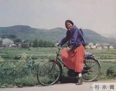 流浪诗人三毛自杀前旧照:眼神满是哀伤,47岁用丝袜在卫生间自缢