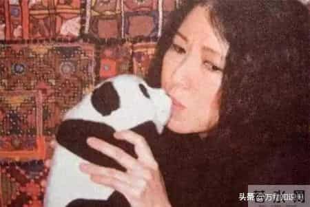 流浪诗人三毛自杀前旧照:眼神满是哀伤,47岁用丝袜在卫生间自缢