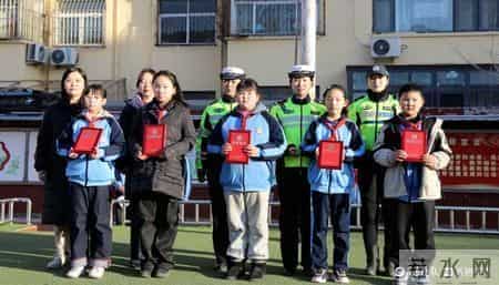 近千篇作品！交通安全征文受热捧，聊城交警进校园为孩子们颁奖