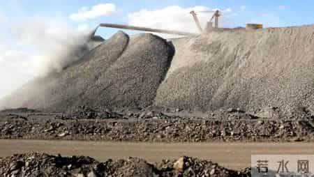 美国确诊超55万,55国齐聚美国，中国没被邀请，鲁比奥带头喊话：必须打破稀土垄断